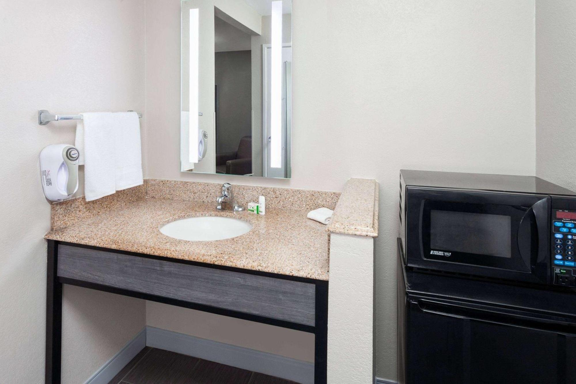 La Quinta Inn By Wyndham Cleveland Independence Exteriör bild